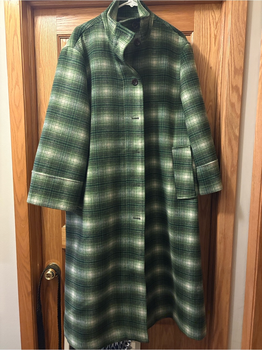 Women’s gorgeous oversized green plaid wool coat like new - Picture 3 of 3